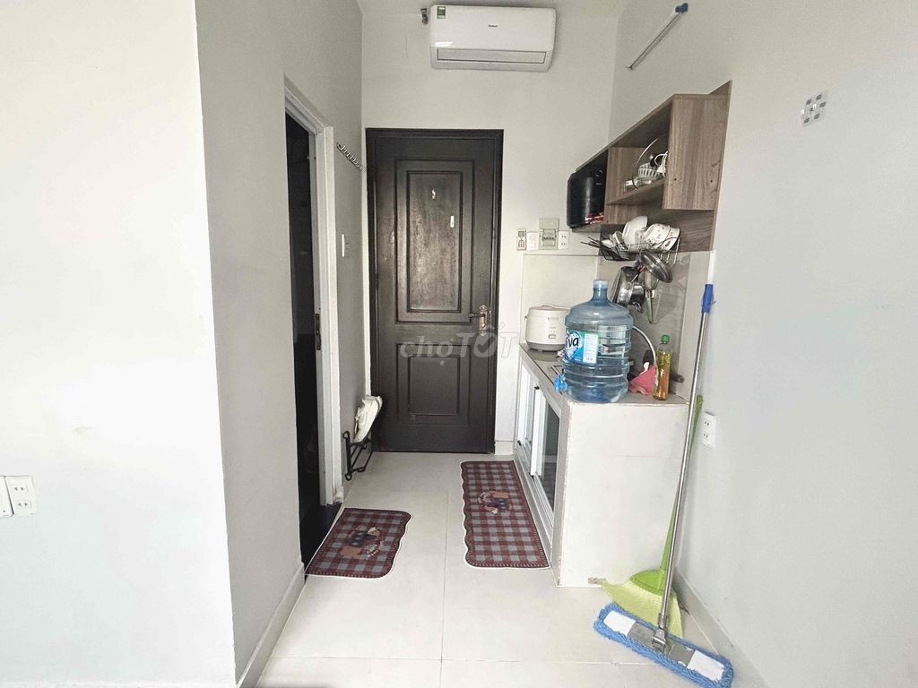 4 balls of Studio Windows Near kcx,ufm,nt,tdtu,Que 4,Quine 1