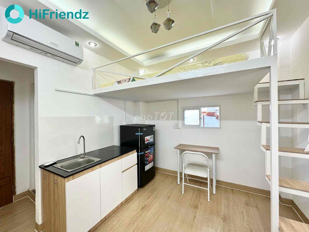 Rent a room with a full interior guard at the District 3 board market.