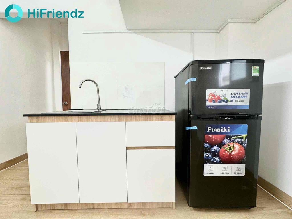 Rent a room with a full interior guard at the District 3 board market.