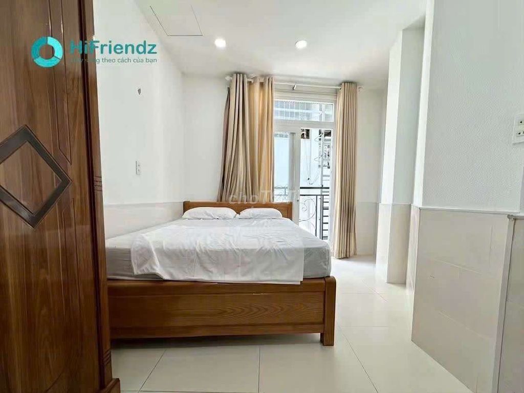 Near the District Channel Bridge, four apartments. One sleeps.
