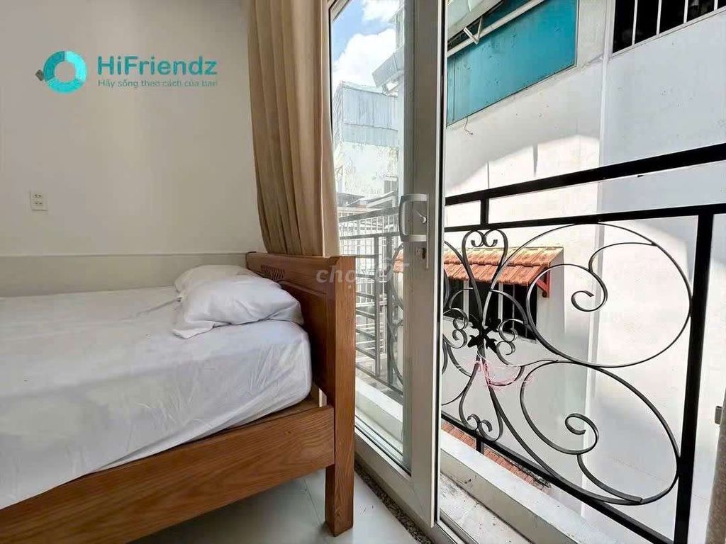 Near the District Channel Bridge, four apartments. One sleeps.