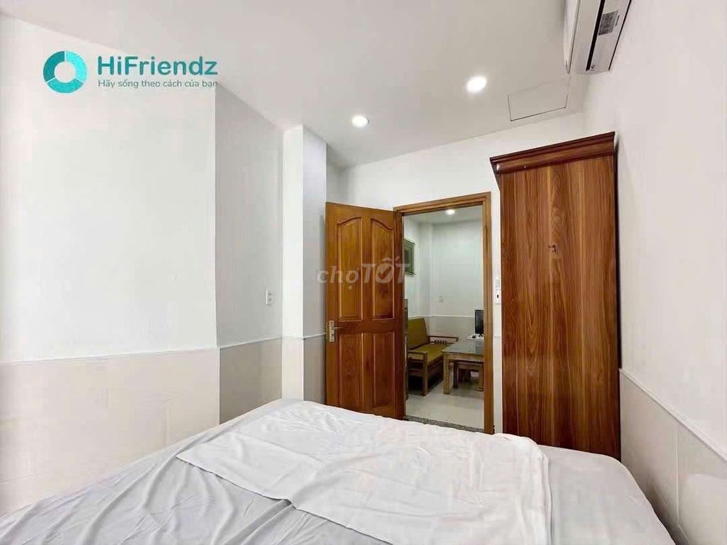 Near the District Channel Bridge, four apartments. One sleeps.