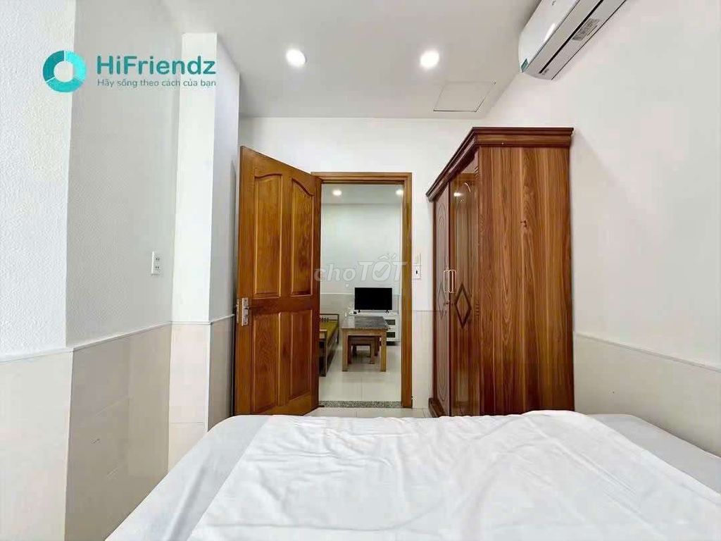 Near the District Channel Bridge, four apartments. One sleeps.