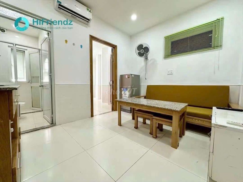 Near the District Channel Bridge, four apartments. One sleeps.