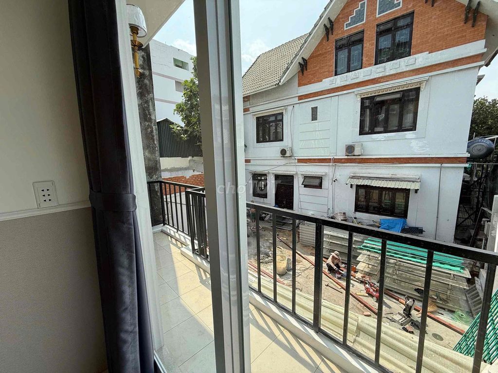 Two balcony bedrooms near the school of literature.