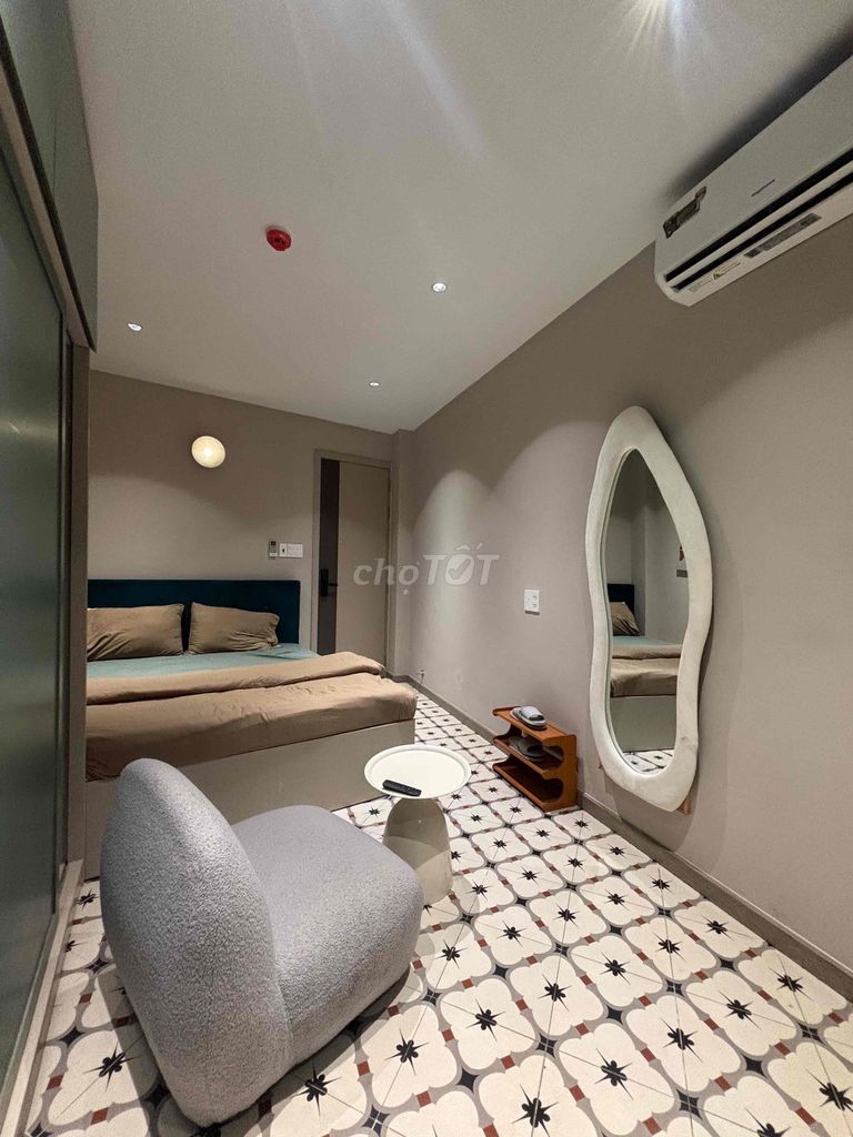 The new super-beautiful apartment has a short-term reception.