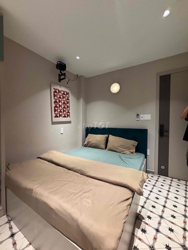 The new super-beautiful apartment has a short-term reception.