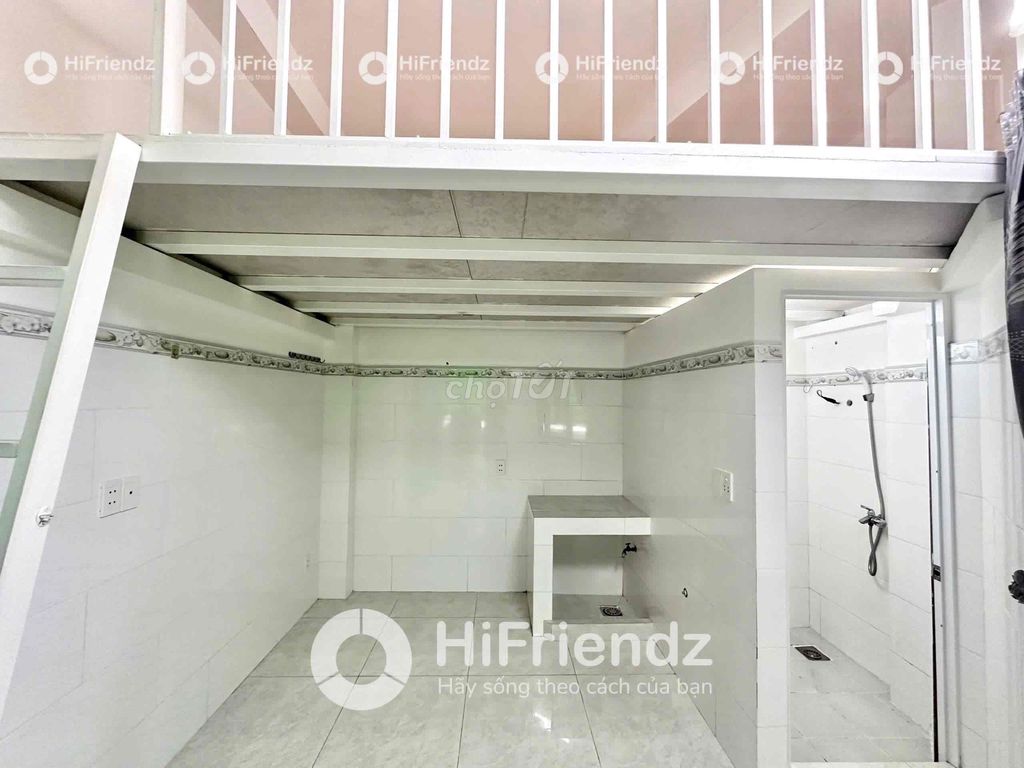 Hotels with bandol-free windows -- the lot of cars -- in the shower, bordering on 6th, District 11