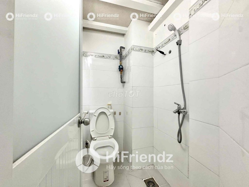 Hotels with bandol-free windows -- the lot of cars -- in the shower, bordering on 6th, District 11