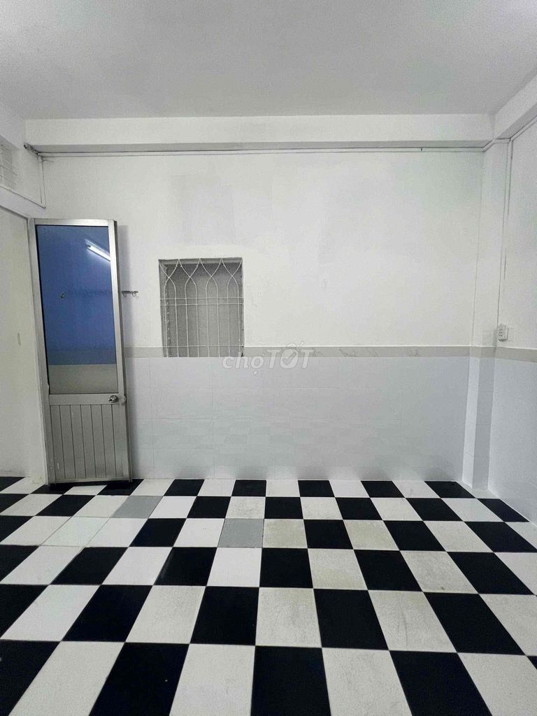 It's the owner who rents room 22 M2-- just 2 million/5/month-- right at Xóm Củi.