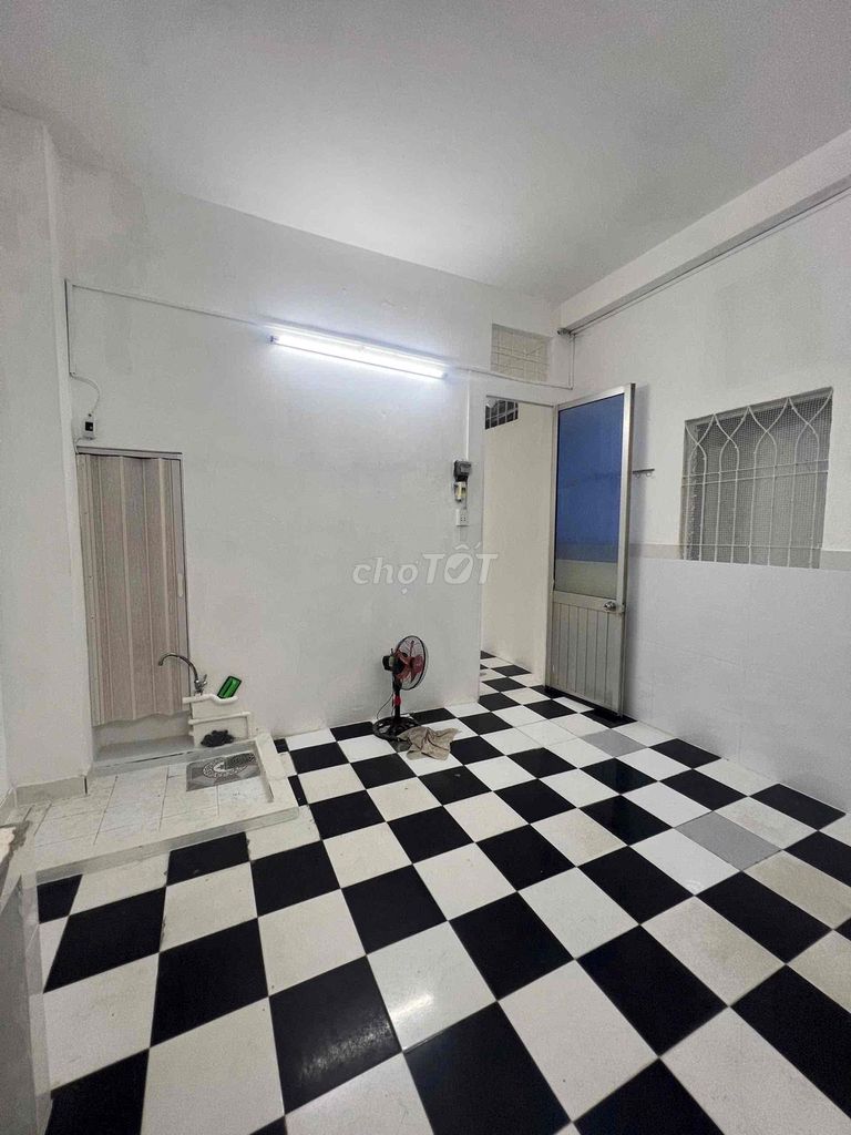 It's the owner who rents room 22 M2-- just 2 million/5/month-- right at Xóm Củi.