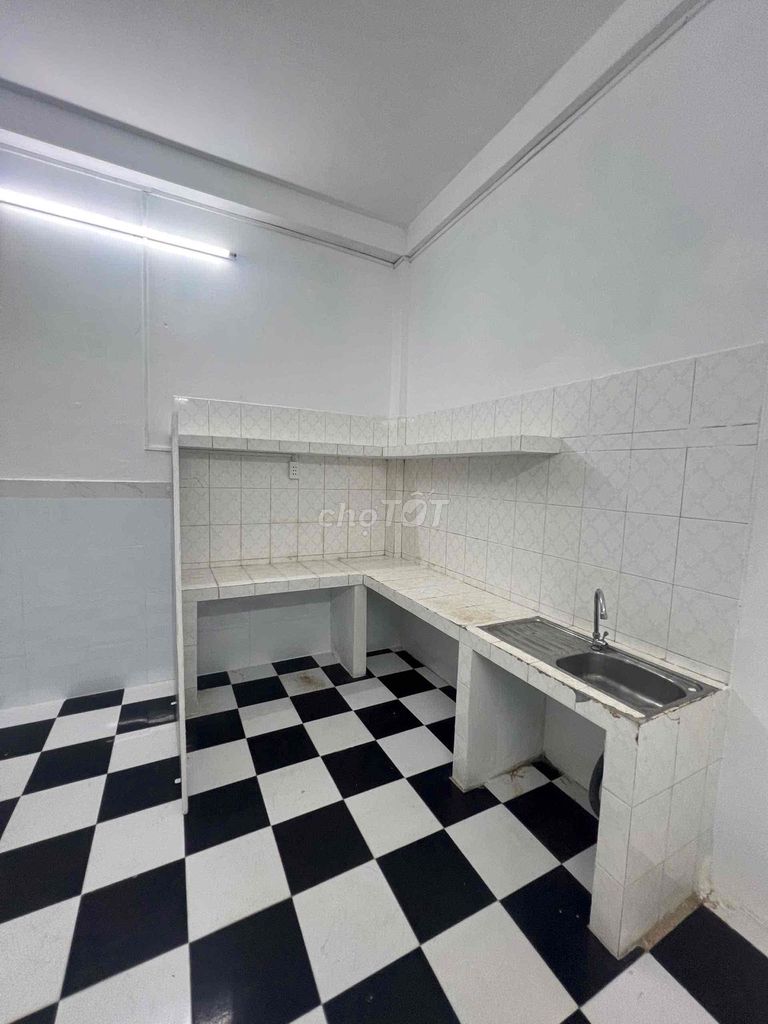 It's the owner who rents room 22 M2-- just 2 million/5/month-- right at Xóm Củi.