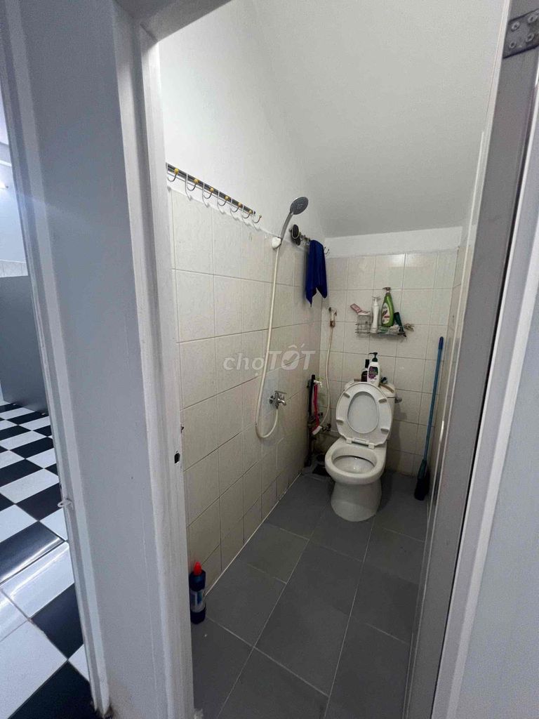 It's the owner who rents room 22 M2-- just 2 million/5/month-- right at Xóm Củi.