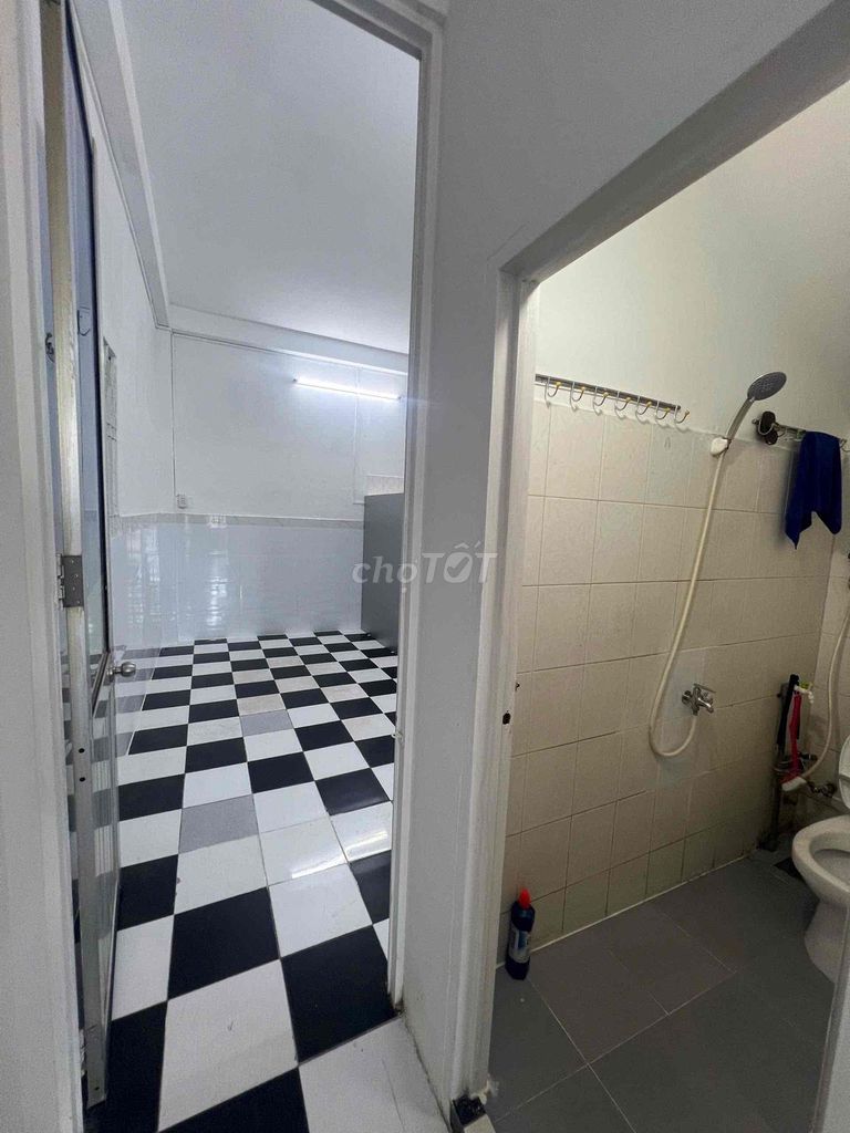 It's the owner who rents room 22 M2-- just 2 million/5/month-- right at Xóm Củi.