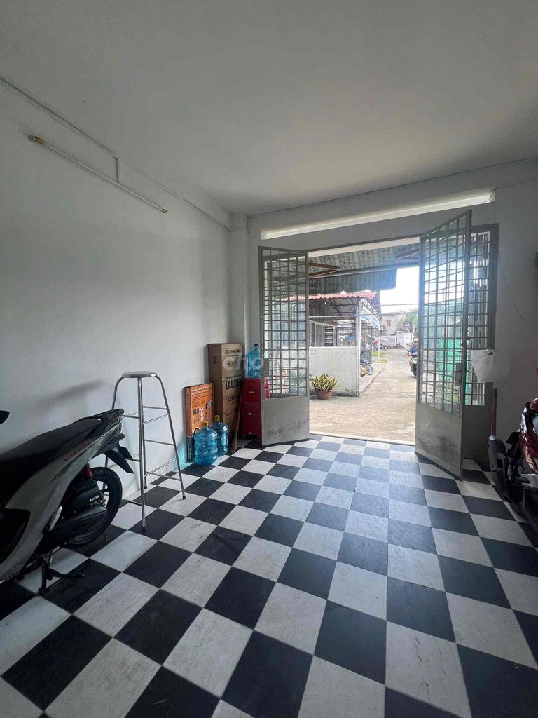 It's the owner who rents room 22 M2-- just 2 million/5/month-- right at Xóm Củi.