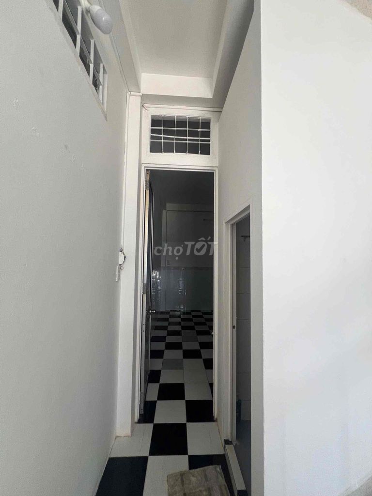 It's the owner who rents room 22 M2-- just 2 million/5/month-- right at Xóm Củi.