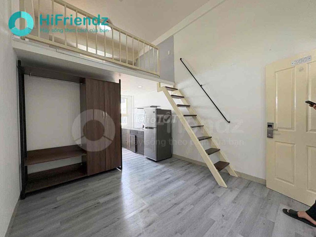 The guard room is three-four people - four-by-four-by-four elevators, vaults.