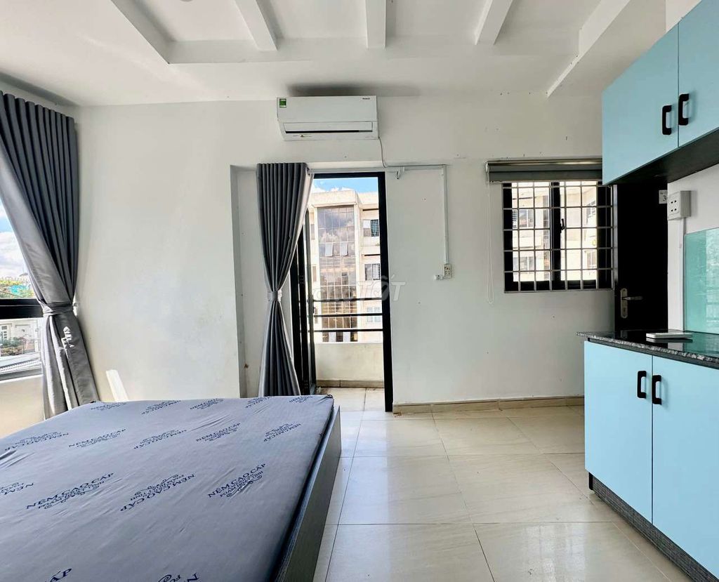 Renting the balcony studio, the sky windows right here.