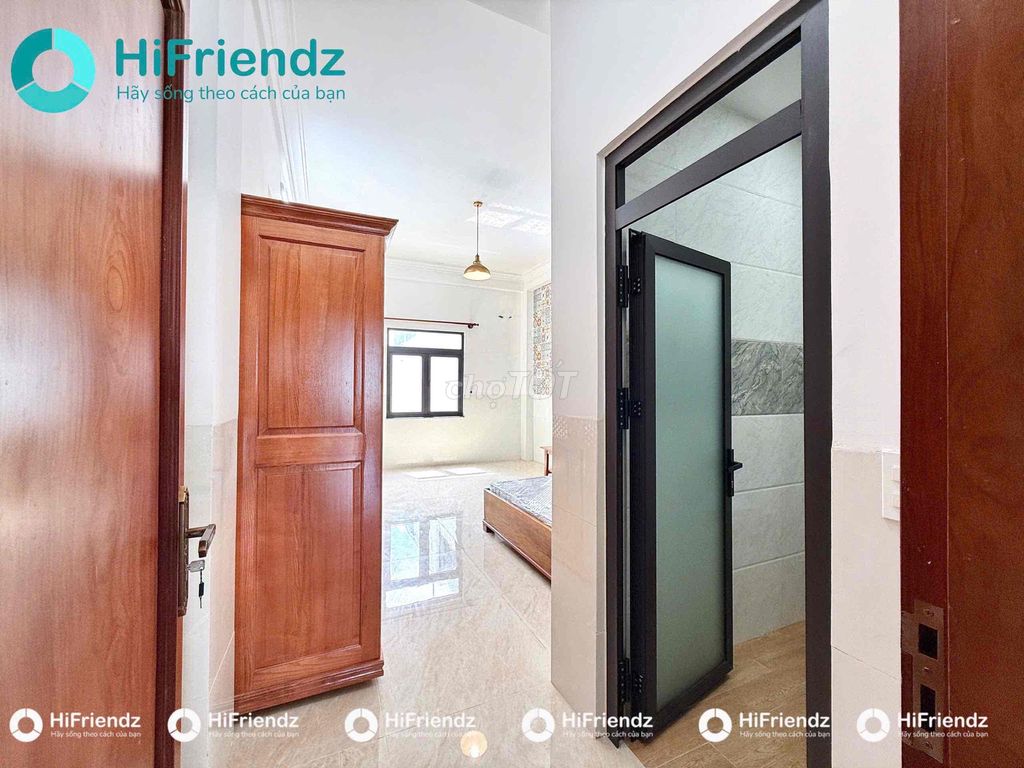 Tell Zhang of the Studio Balcon Services Room - Full interior