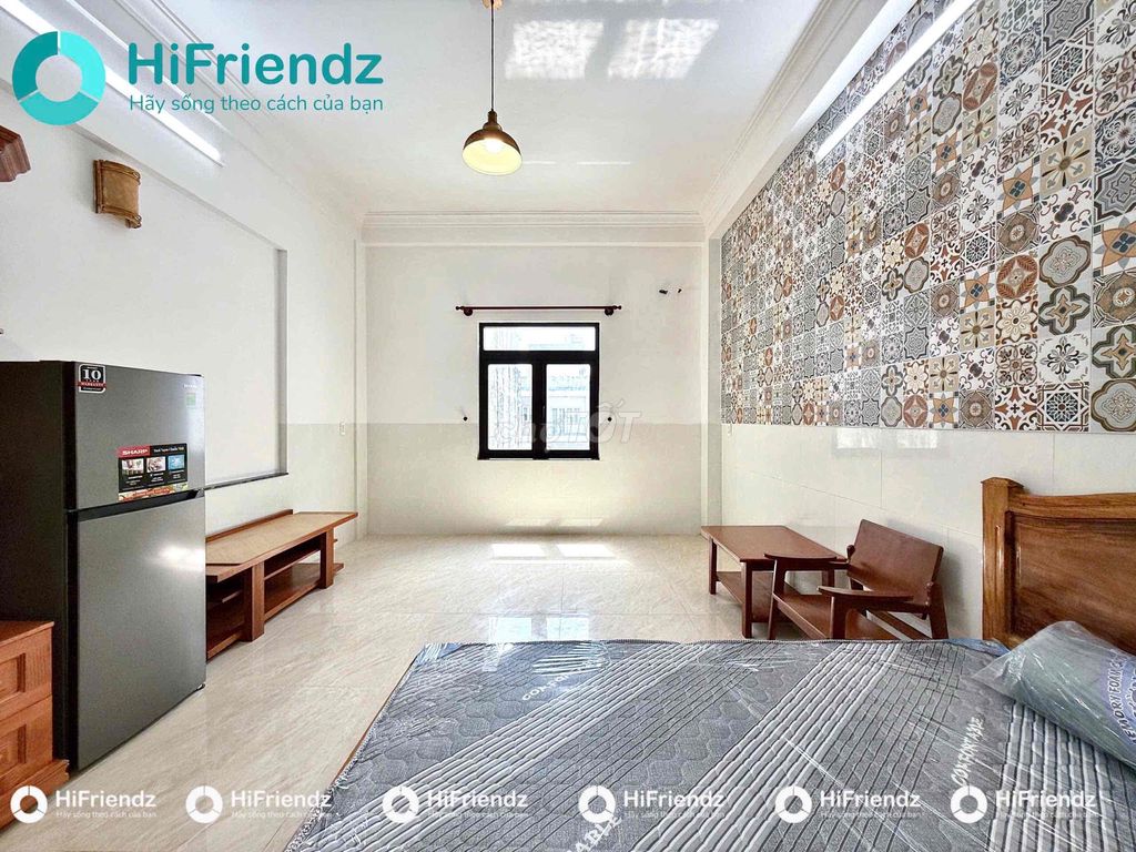 Tell Zhang of the Studio Balcon Services Room - Full interior