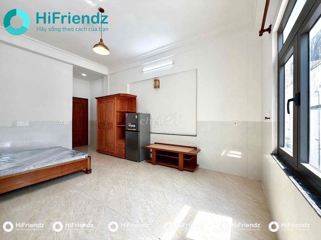 Tell Zhang of the Studio Balcon Services Room - Full interior