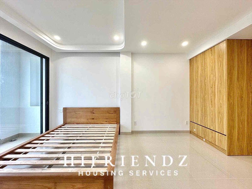 studio 40 M2 balcony full interior near the windy iron bridge