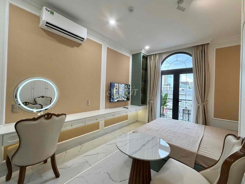 Rent a balcony studio full of furniture, Phan Xích Long profit.