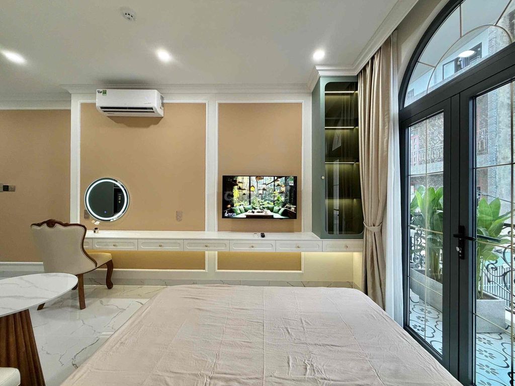 Rent a balcony studio full of furniture, Phan Xích Long profit.