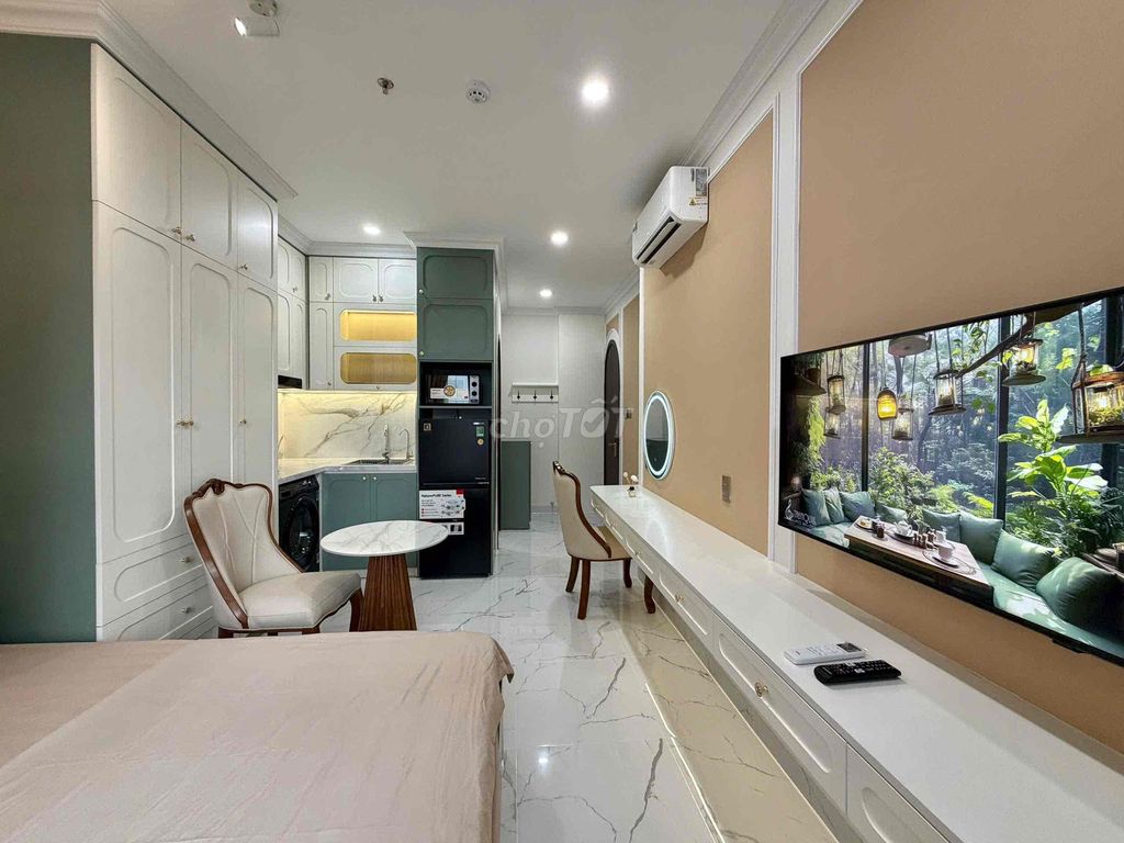 Rent a balcony studio full of furniture, Phan Xích Long profit.