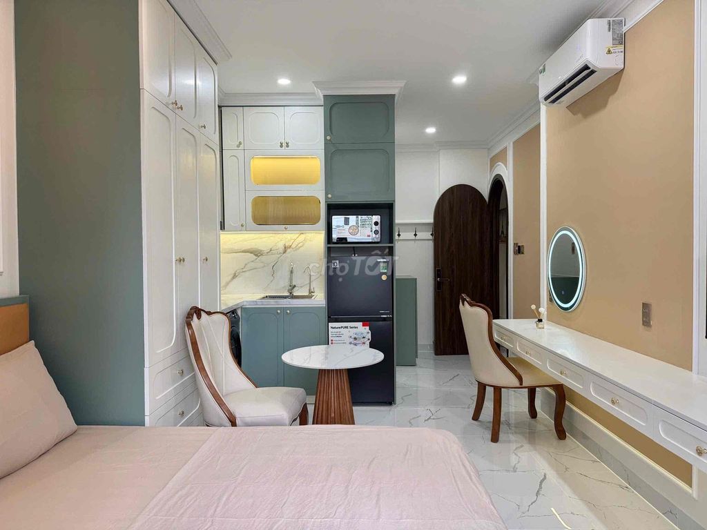 Rent a balcony studio full of furniture, Phan Xích Long profit.