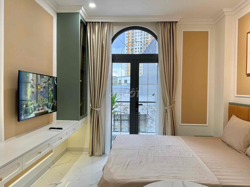 Rent a balcony studio full of furniture, Phan Xích Long profit.