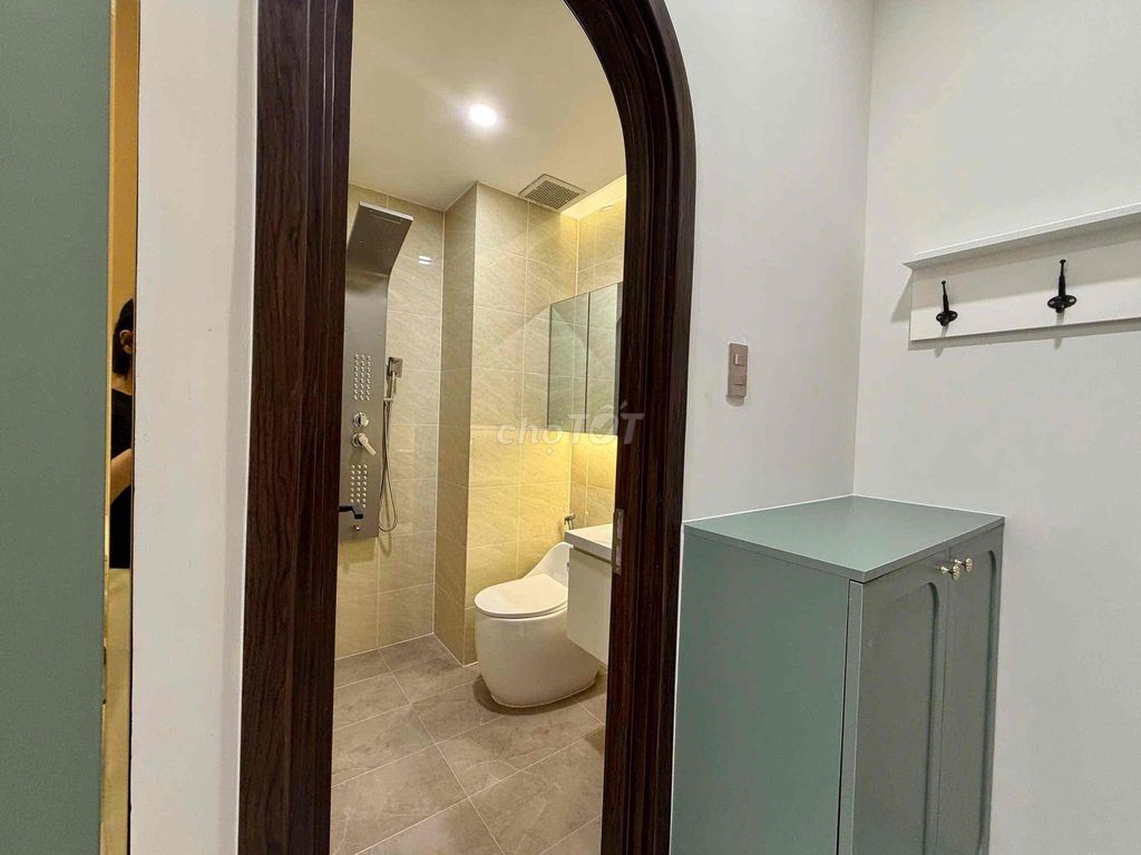 Rent a balcony studio full of furniture, Phan Xích Long profit.