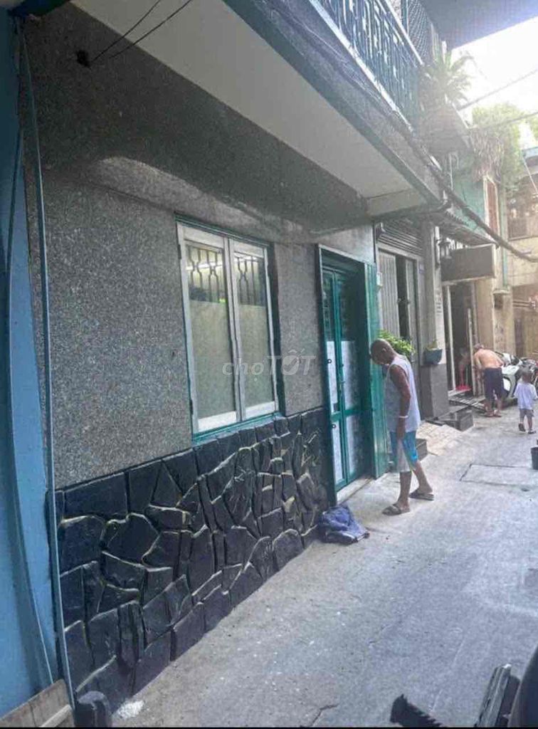 The whole reason for renting two bedrooms is a toilet in the alley.