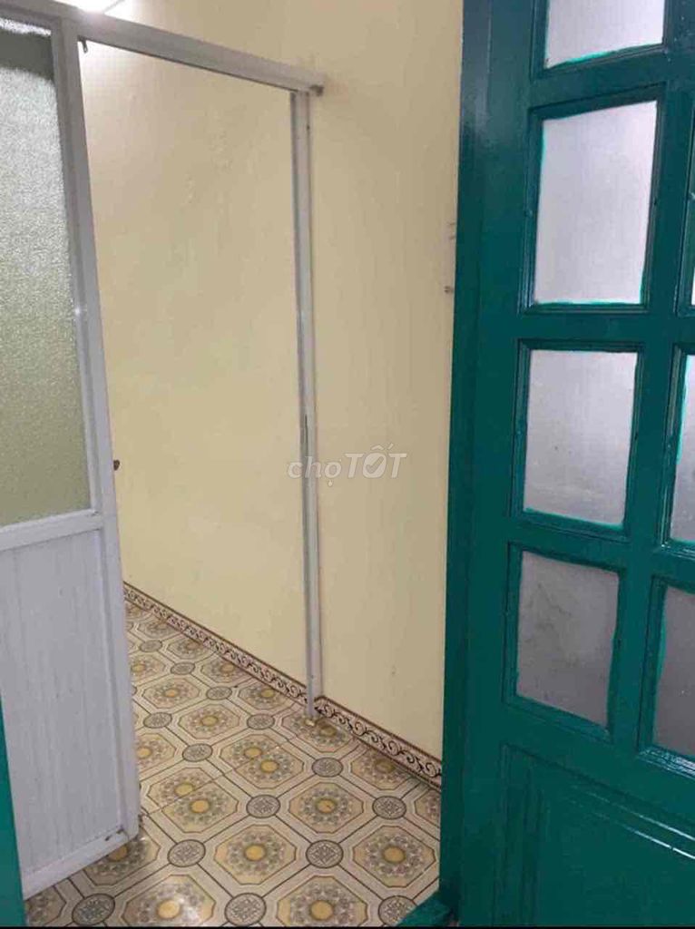 The whole reason for renting two bedrooms is a toilet in the alley.