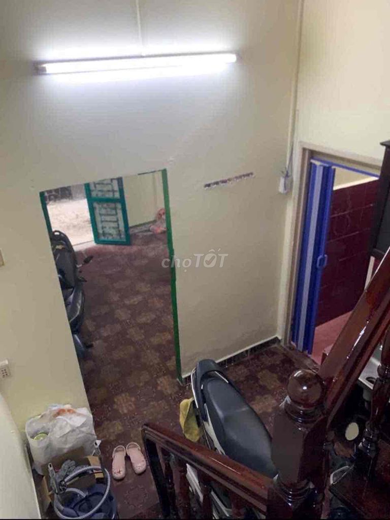 The whole reason for renting two bedrooms is a toilet in the alley.