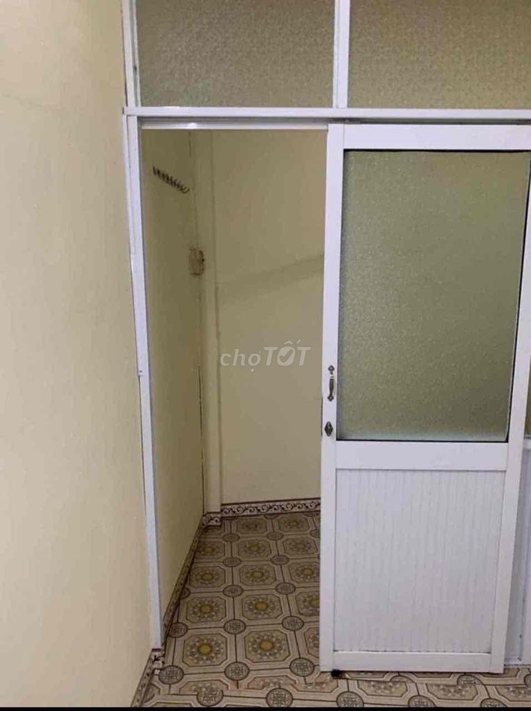 The whole reason for renting two bedrooms is a toilet in the alley.