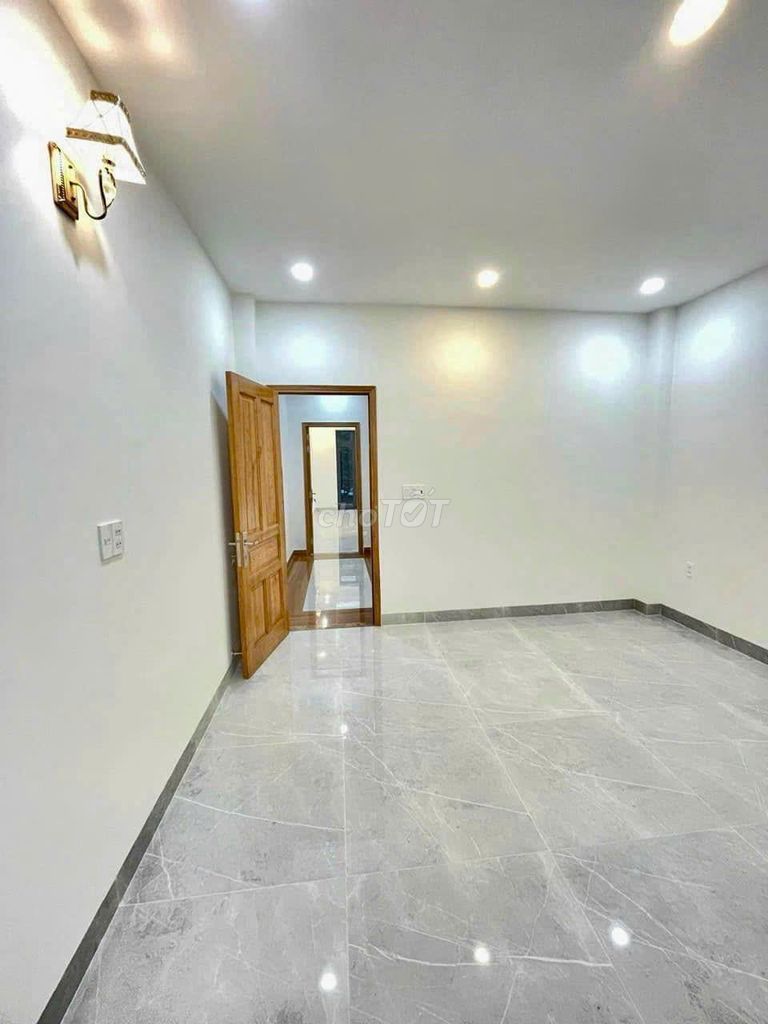 We need to rent a three-way Số 4 Số 4 downing residence.