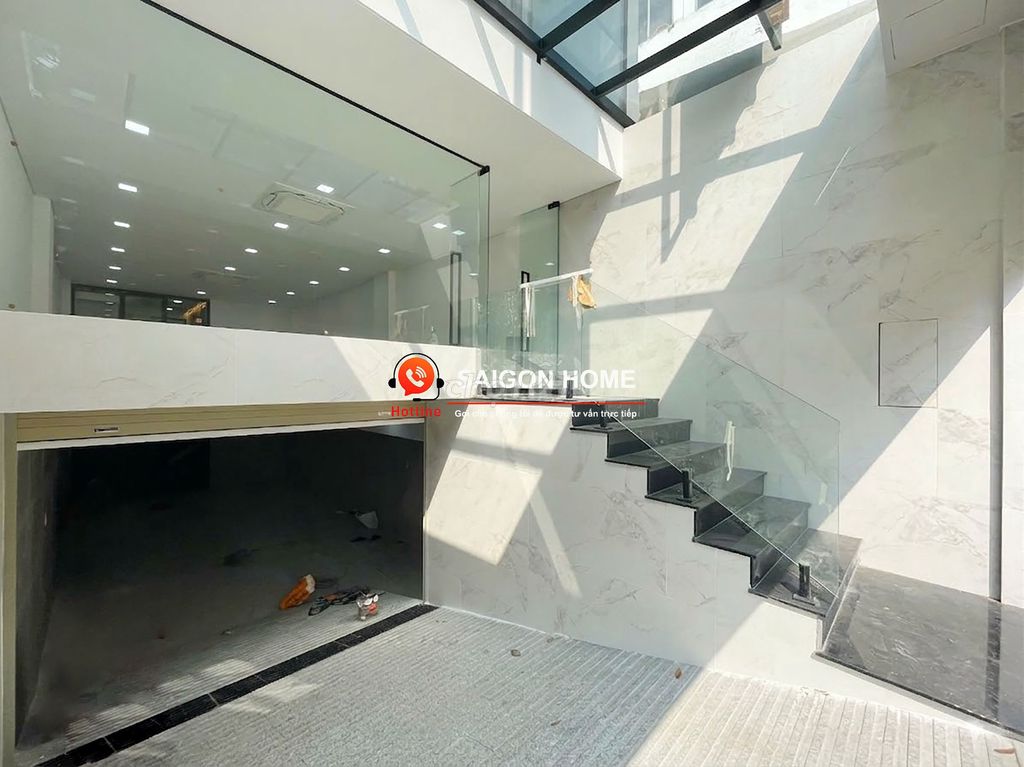 Six-story Lương Định Của-level office--