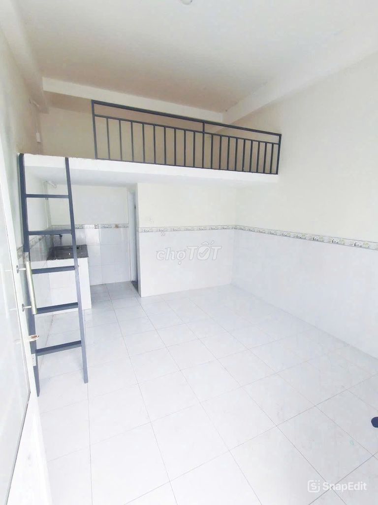 Nguyễn Thị Tú broad balcony suite near the commercial university.