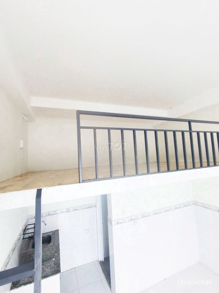 Nguyễn Thị Tú broad balcony suite near the commercial university.