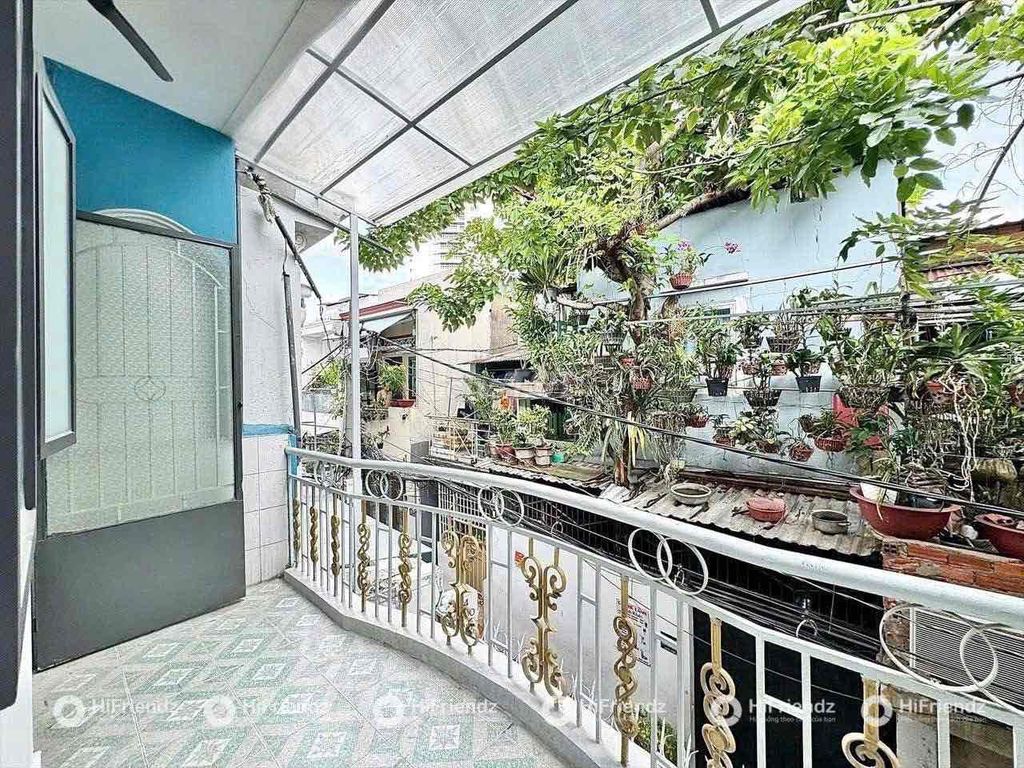 A balcony at her market
