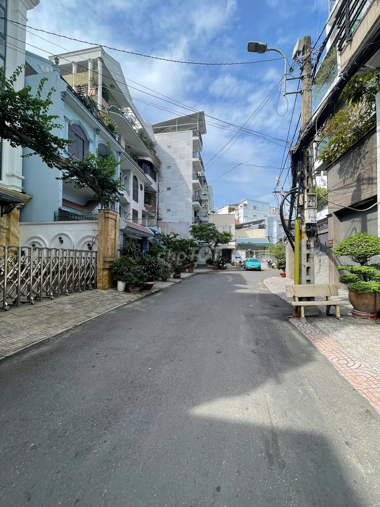 Rent the whole 24/Hoàng Dư Khương. area: 4 x 16 meters, 3 stories. 8 meters Alley