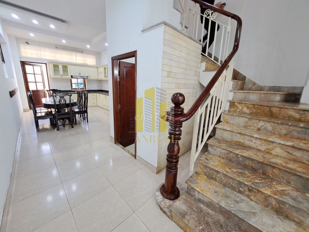 Rent the house full of furniture. Four rooms, 30 million.