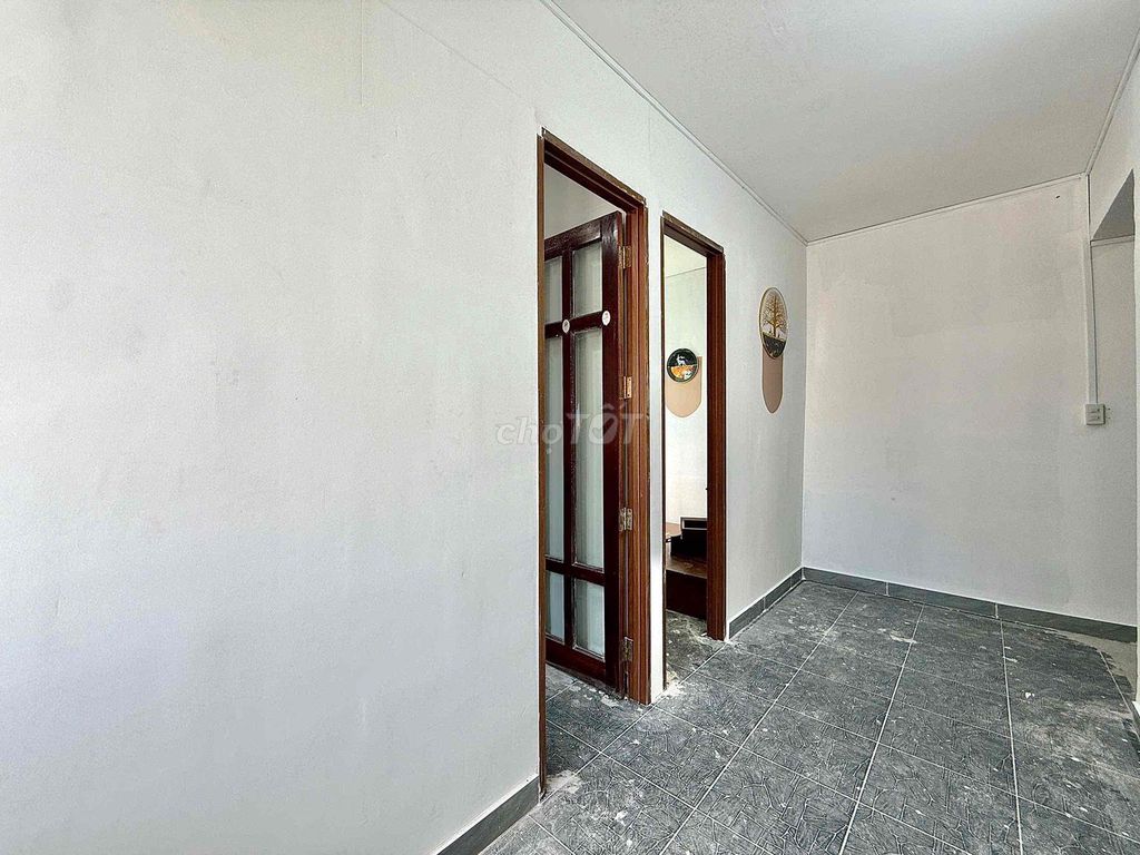 Rent a two-room apartment in the middle of a Dương Quảng Hàm street.
