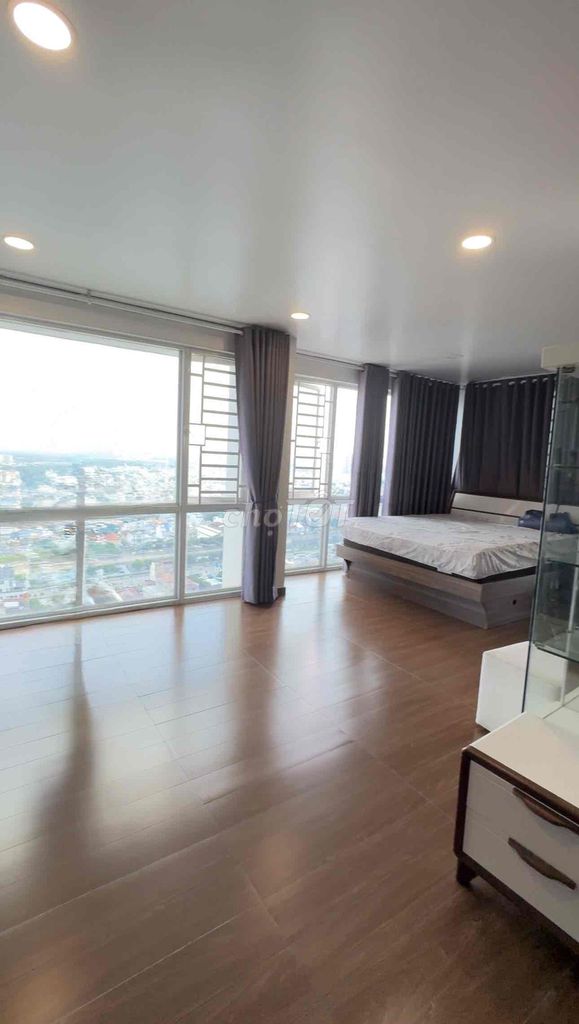 Rent the Tản Đà penthouse District 5 - 220 M2 - 4 bedrooms