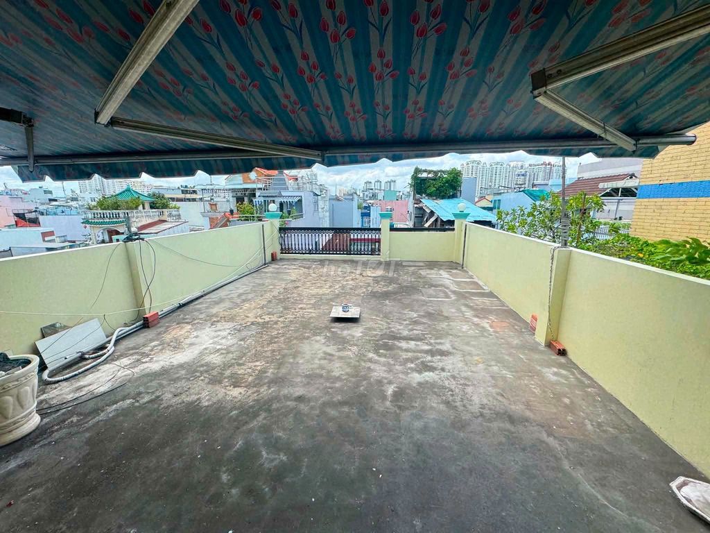 Front of Salve Market - Đội Cung, 1801 11. area: Five, five x 13 meters.