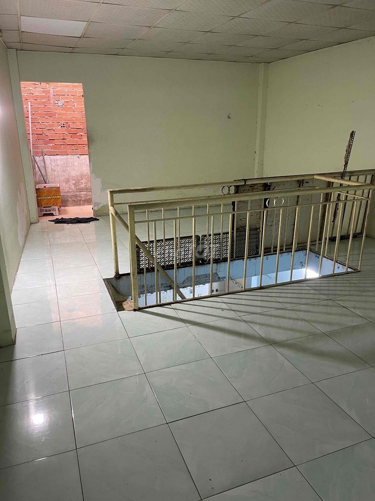 The house rents the whole one bedroom with a guard to split two rooms.