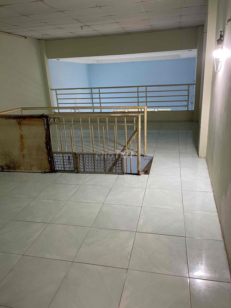 The house rents the whole one bedroom with a guard to split two rooms.