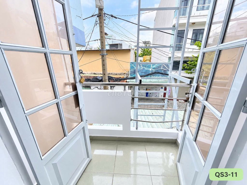 There's plenty of super-free balcony guards.