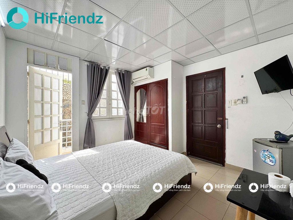 Rent a balcony studio full interior right on F board of 3rd.